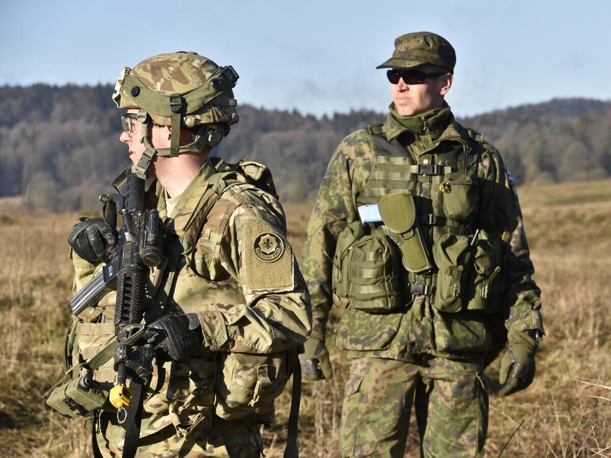    Американский и финский военнослужащие во время учений© U.S. Army photo by Sgt. William A. Tanner