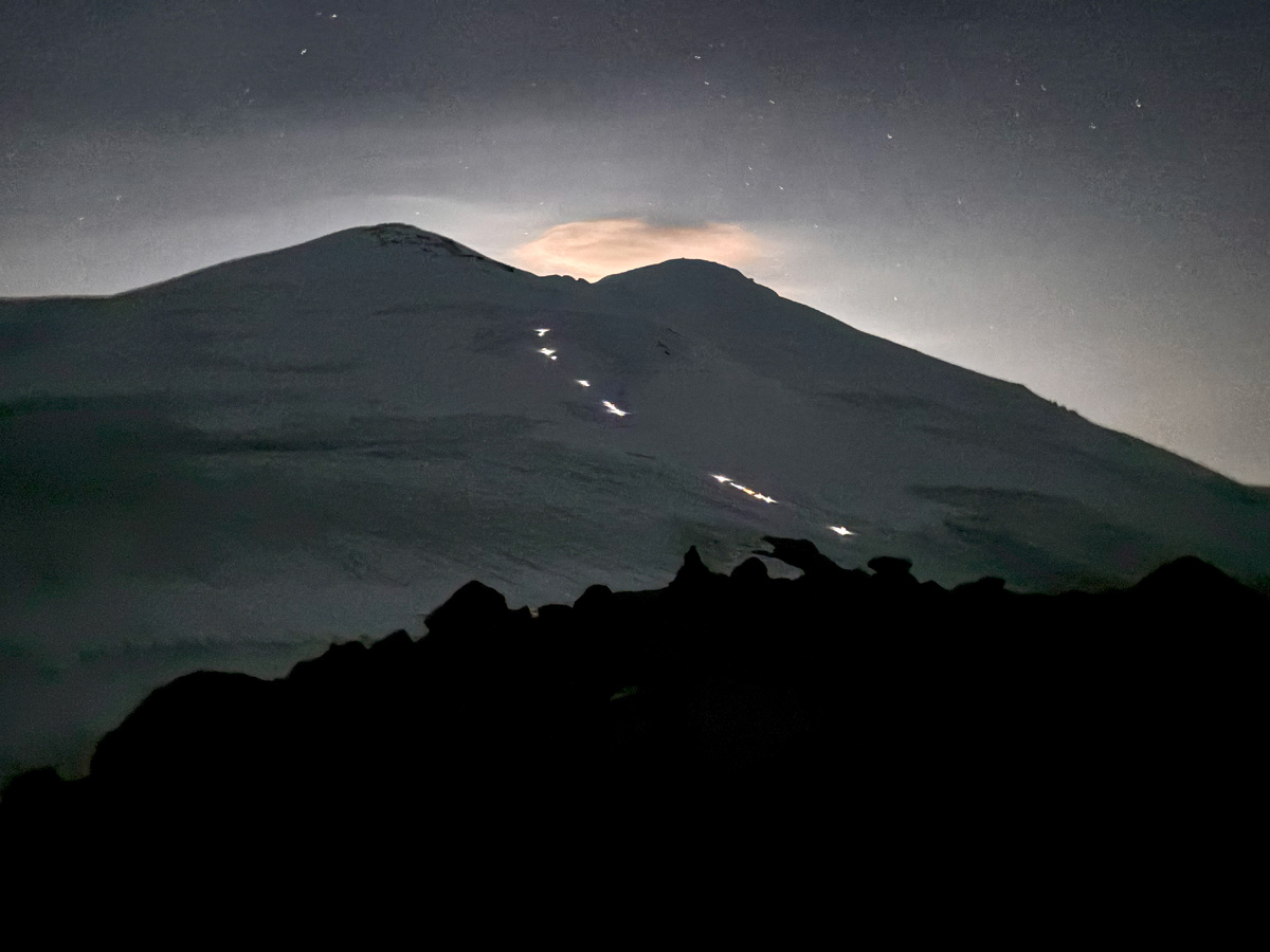 Вот это расстоение до верхних огоньков идти не менее 2.5 часов из штурмового.