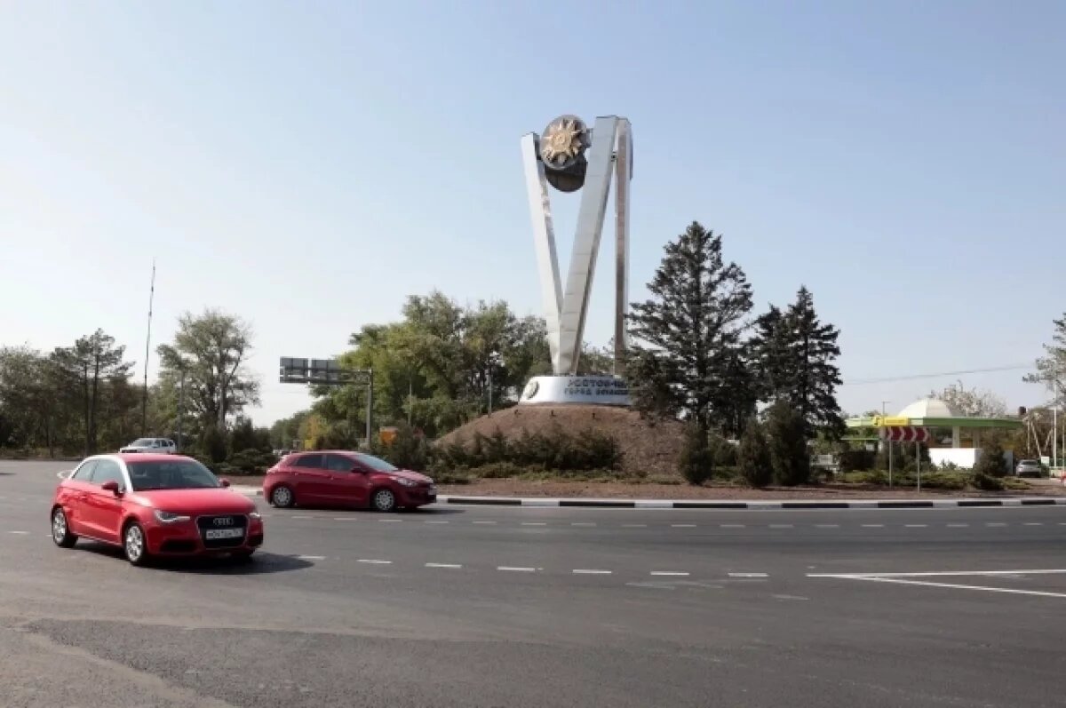    На въезде в Ростов установили стелу из трех букв V