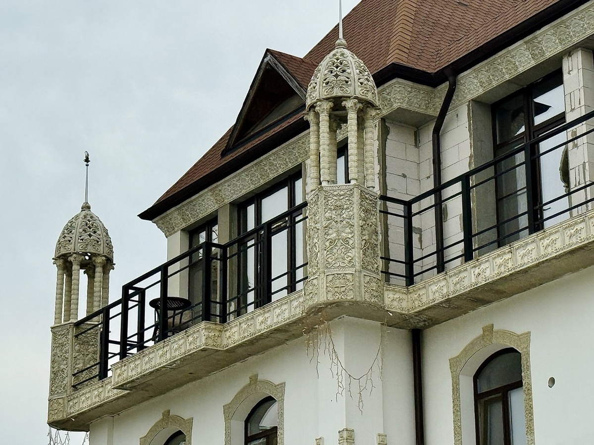 Ажурные башни с отлитыми фигурами на шпилях