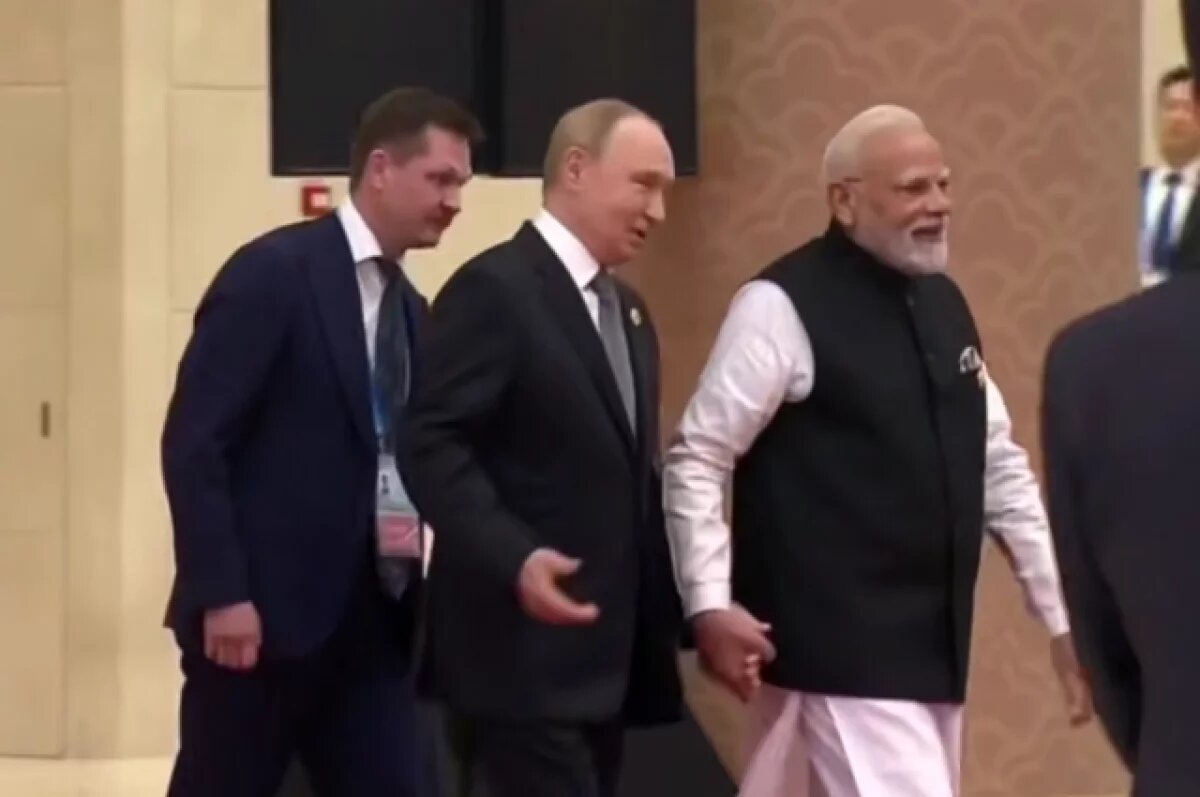    Эксперт по протоколу Баранова увидела доверие в жестах Путина и Моди