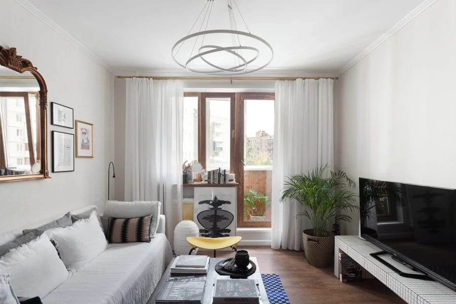 Светлые тона и зеркала увеличивают пространство