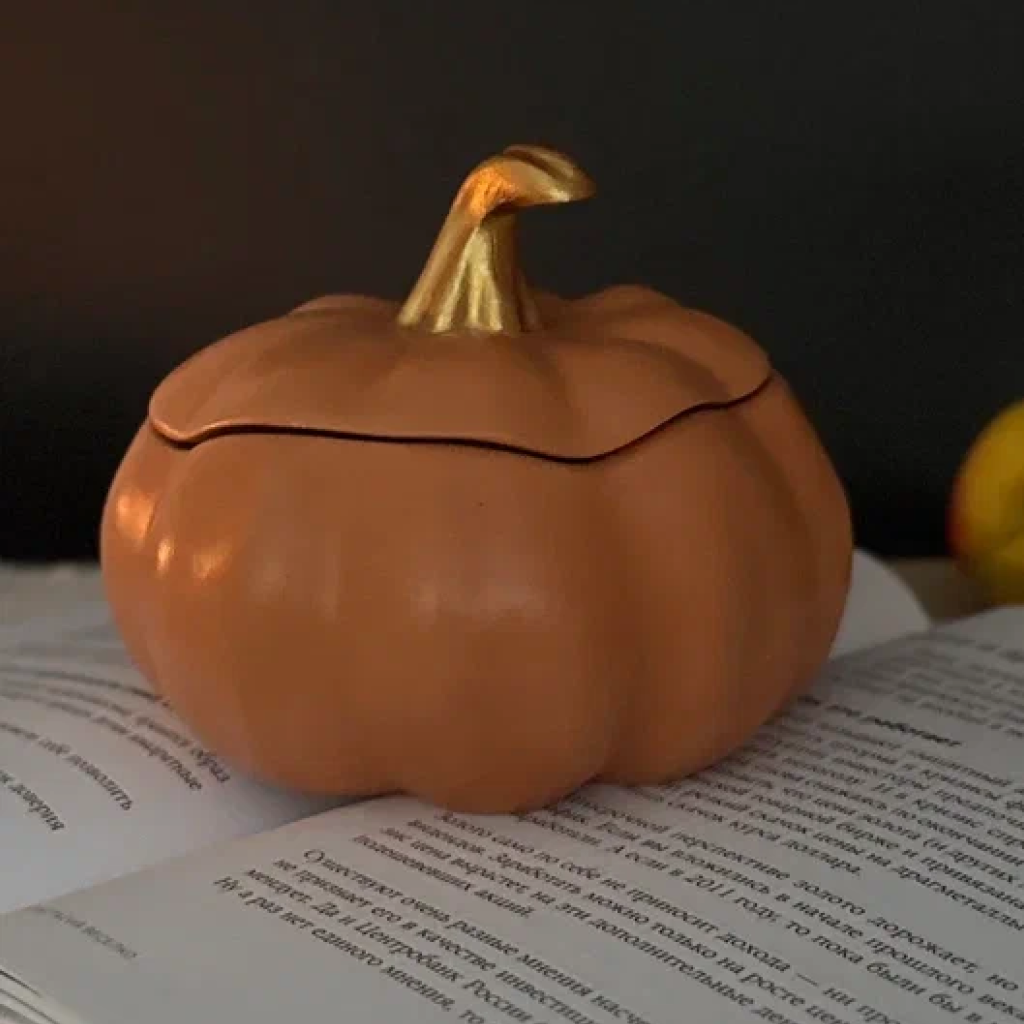 Мгновение покоя: книга, мягкий свет и ароматная свеча