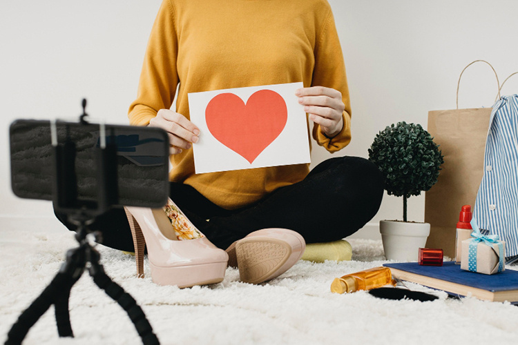    «Даже сейчас нативный продуктплейсмент можно посчитать за рекламу. Причем критерий платности не важен. Даже публикация по бартеру считается [рекламой]».   
Фото: ru.freepik.com