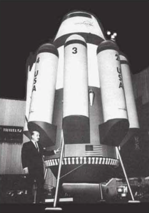 Филип Боно рядом с моделью ракеты Rombus