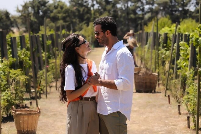 Три совместных проекта Ханде Эрчел и Барыша Ардуча и откровенные сцены в них - смущали родных Хакана Сабанджи. Фото: соцсети