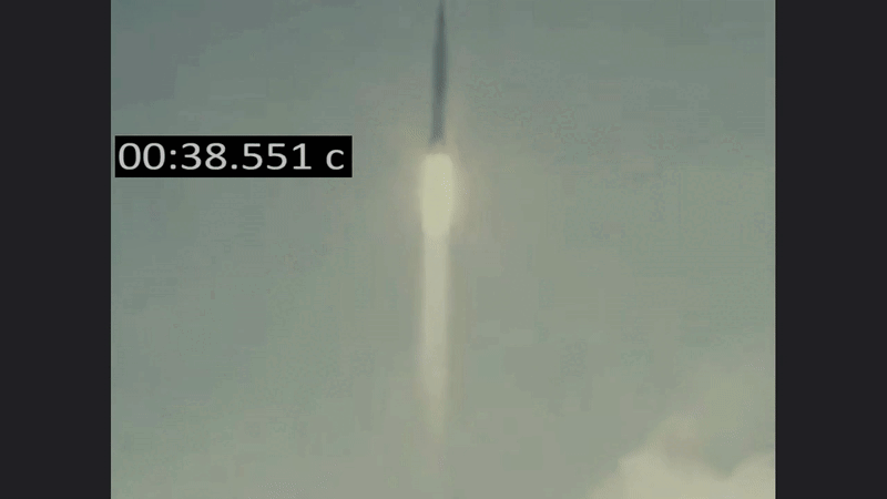 Момент времени, когда ускорение объектива внезапно превысило ускорение ракеты в ролике А. Северского. Верхняя часть кадра обрезана. Так более заметно "проседание" ракеты в кадре. Тряска объектива при киносъёмке в ручную маскирует это явление.