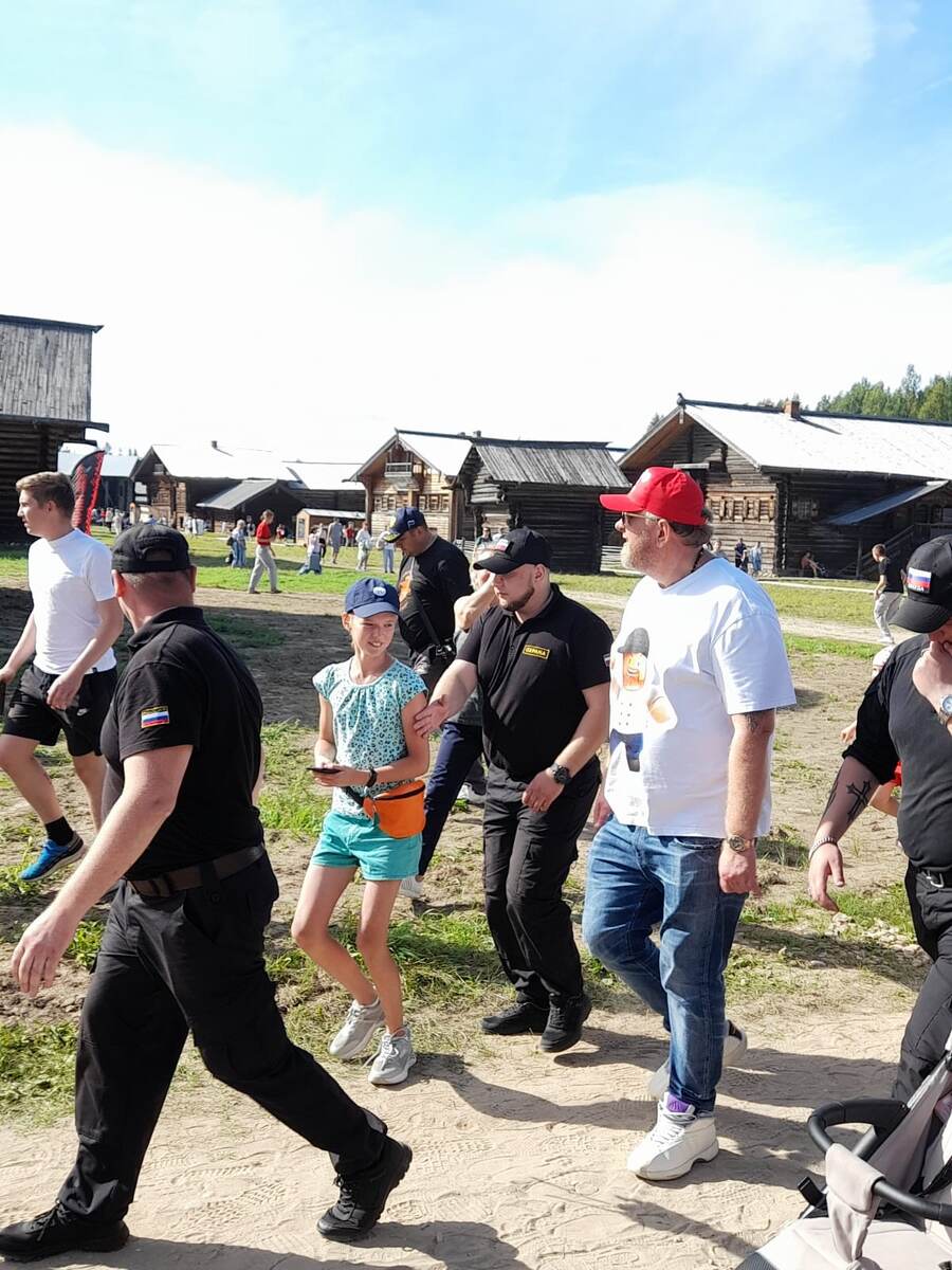 Константин Ивлев на фестивале "Как по маслу" Охраняют как губернатора.