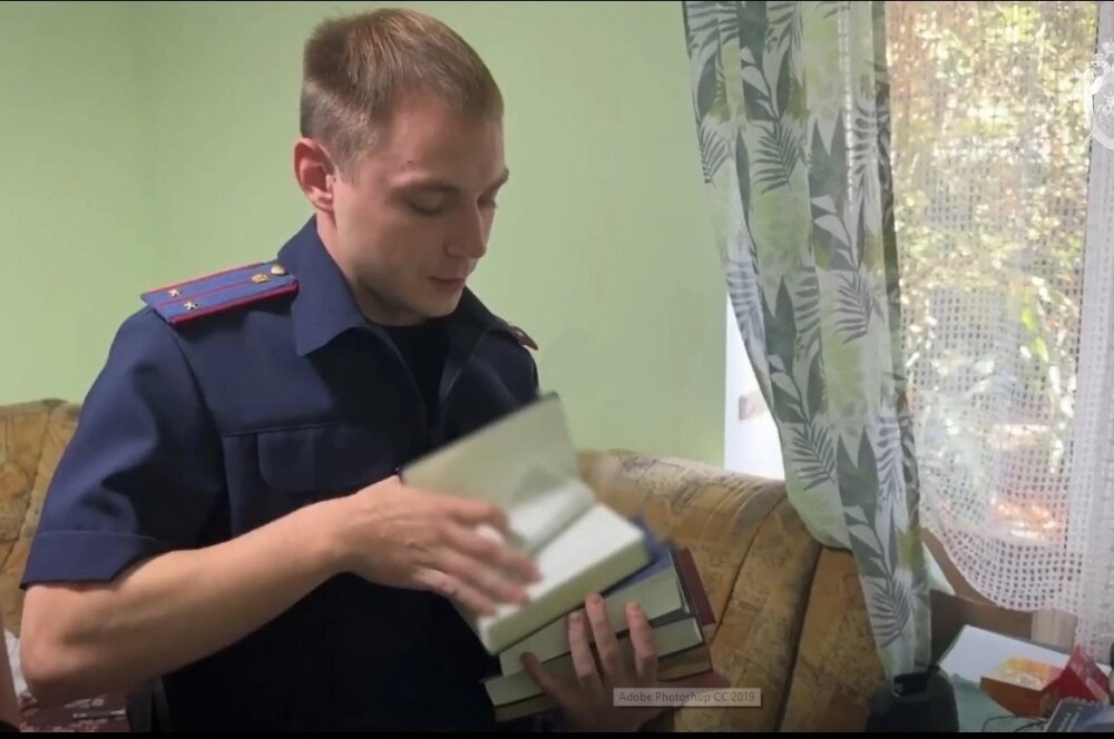    Запрещенная литература — только часть обнаруженного. Фото: кадр видео/ ГСУ СКР по Республике Крым и г. Севастополю