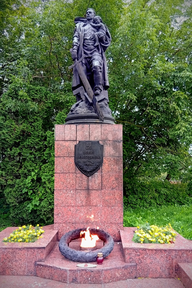 Воин-освободитель, Скульптор Е. В. Вучетич, 1964 г. Фото из личного архива автора.