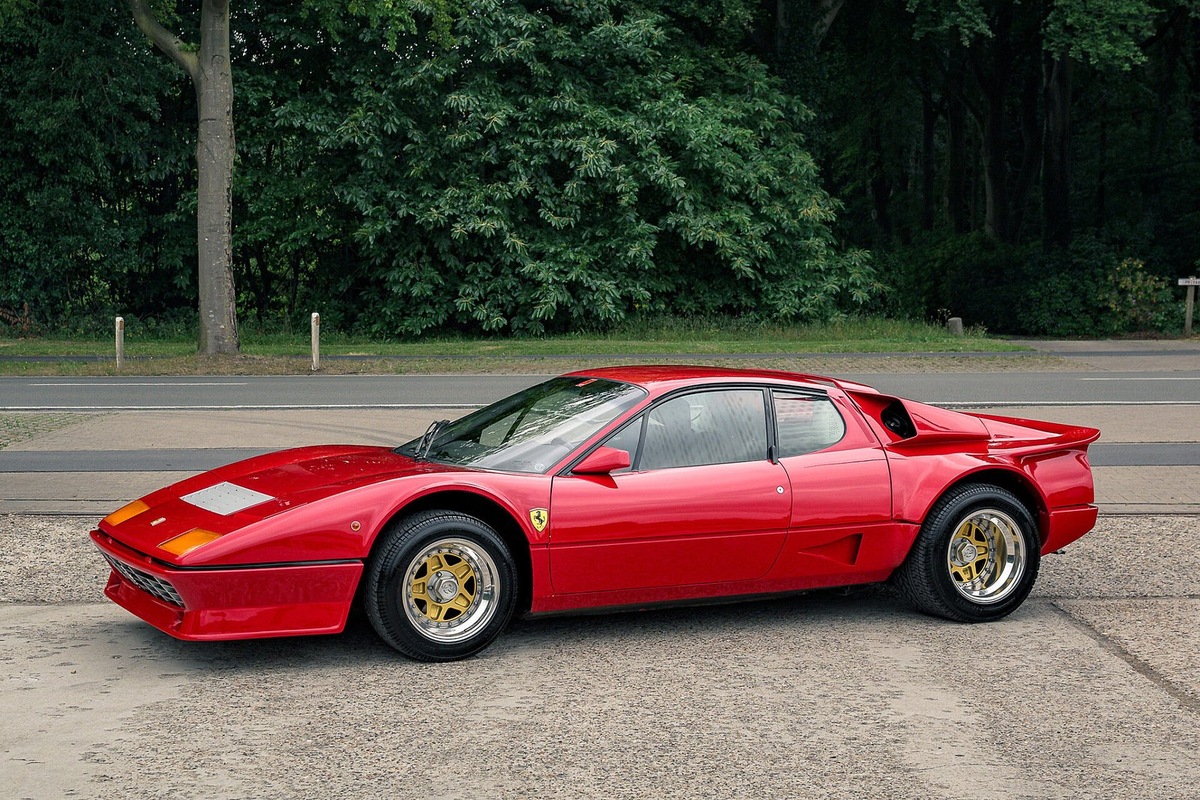    Снаружи суперкар Koening отличается от серийного Ferrari 512 BB расширенным кузовом и дополнительным аэродинамическим оперением