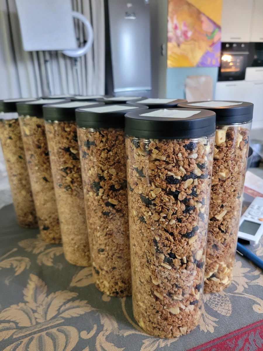 Гранолу в этот раз делала двух видов – с изюмом бананами и с изюмом и яблоками.