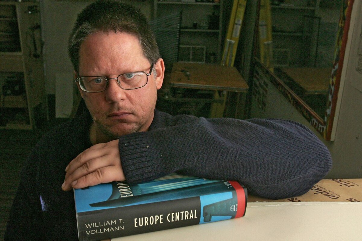 Уильям Т. Воллманн в своей студии в Сакраменто, Калифорния, в 2005 году.