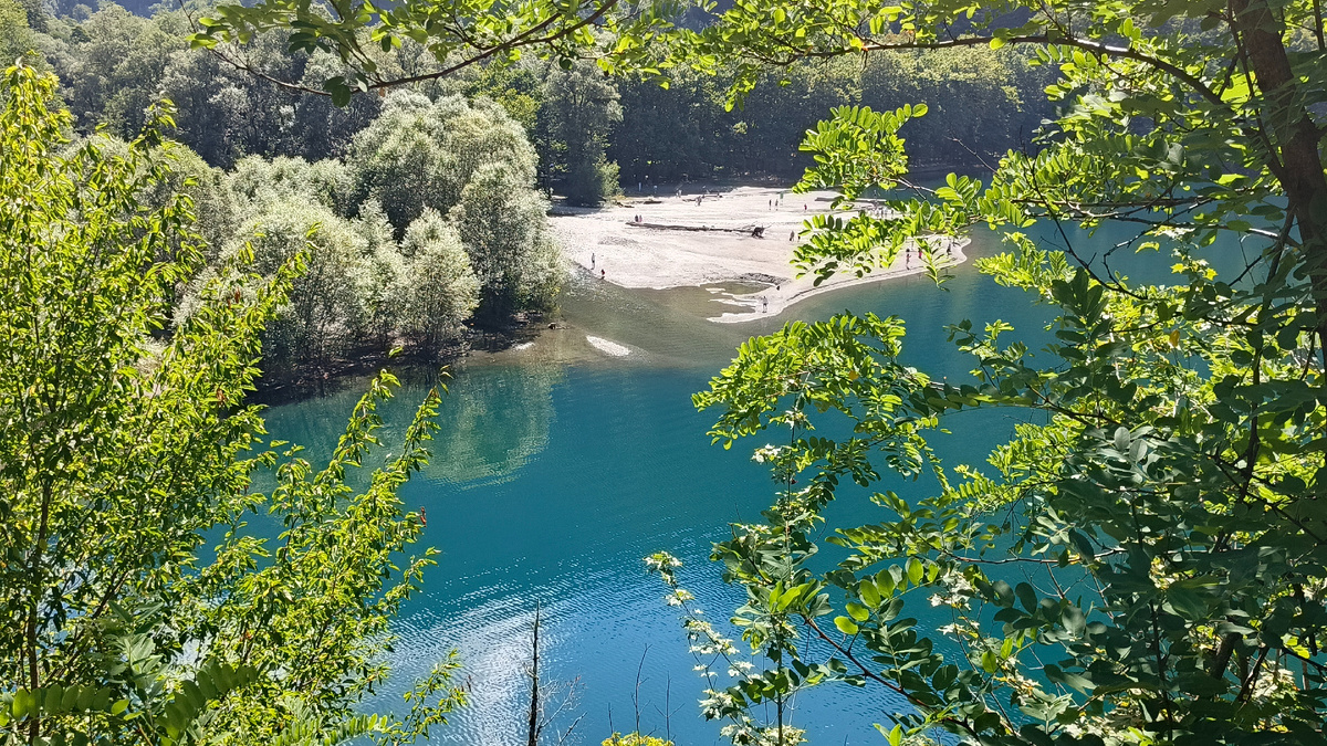 Вид на пляж в районе бывшей госдачи №11 на озере Рица. Август 2025. Фото автора с дороги на дачу Сталина.