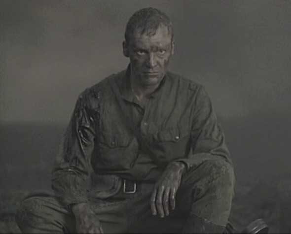 Последний кадр этого шЫдевра. Штрафбатовцы весь фильм проходят грязные и нестираные. Фото из открытых источников