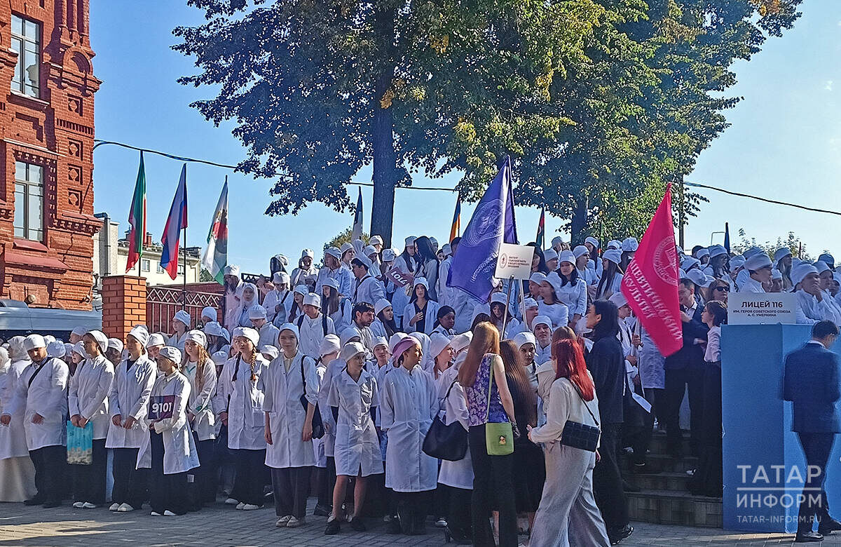У стен Казанского государственного медицинского университета сегодня прошел праздничный сбор первокурсниковФото: © Роман Баданов / «Татар-информ»