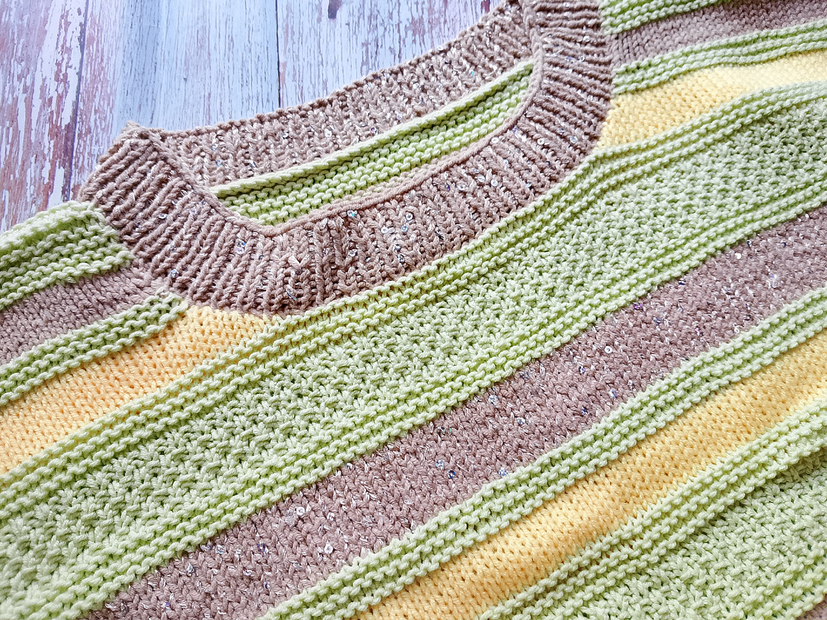 Готова вторая часть футболки. Выполнила соединение деталей и обвязала горловину 