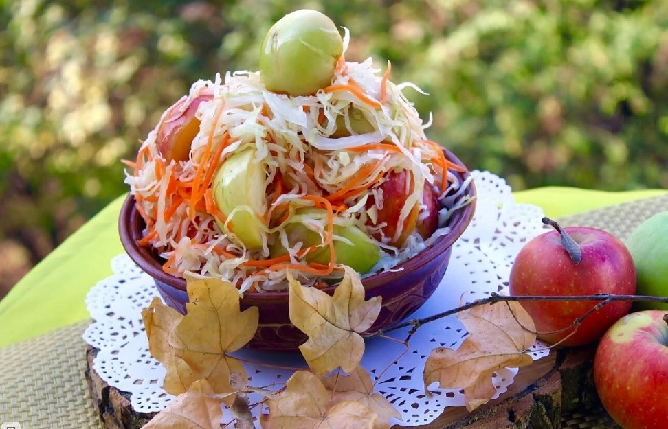 Квашеная капуста с яблоками.