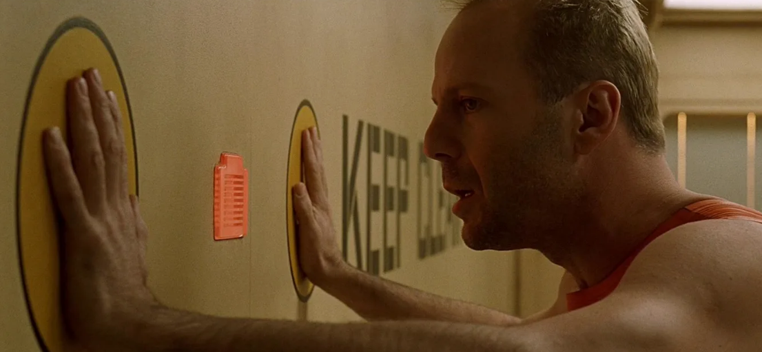 кадр из "5 элемент"