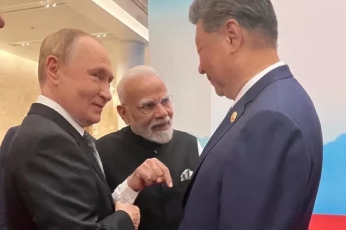    СМИ сняли, как Си и Моди внимательно слушают Путина в разговоре на троих
