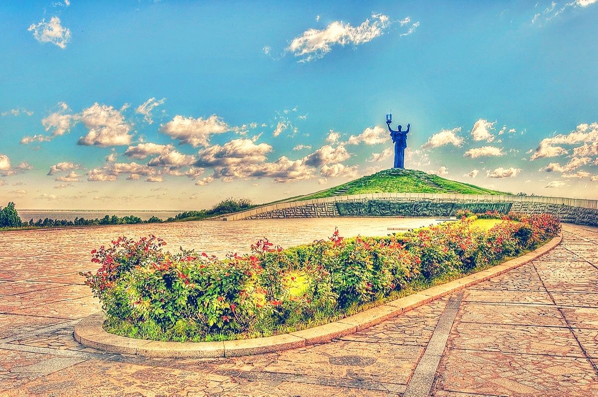 На фото - Холм Славы, Черкассы. Внизу - виднеется Днепр