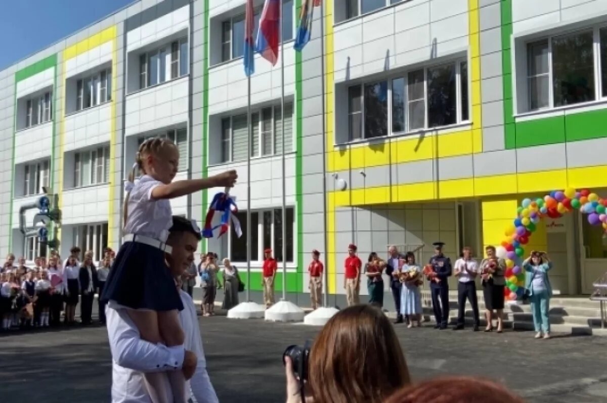    Фасад Стрелецкой школы Тамбовского района блестит новизной.