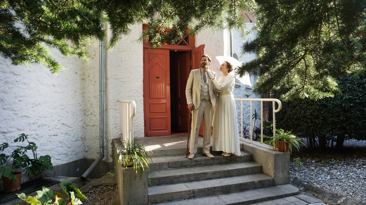 Актёры в образе Антона Чехова и его супруги у Белой дачи
Фото: Дом-музей А.П. Чехова в Ялте