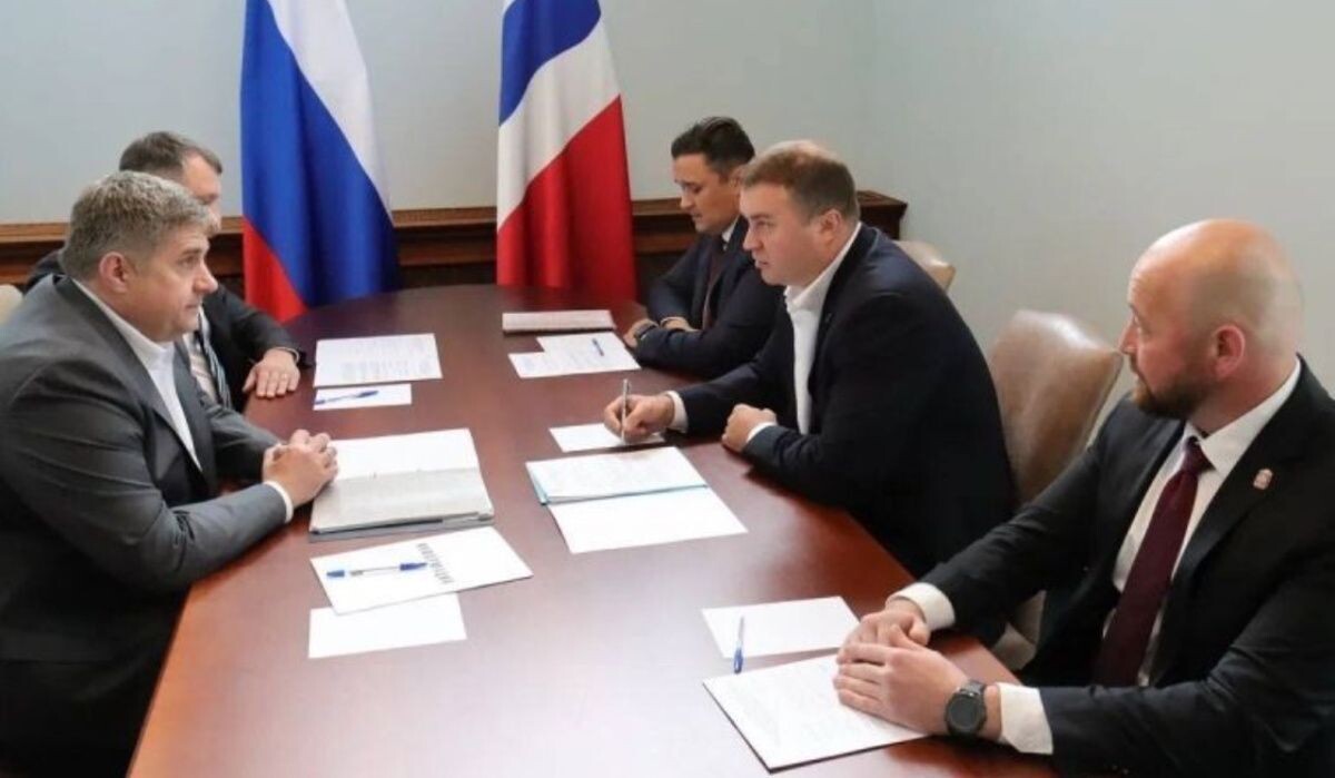     Встреча губернатора Виталия Хоценко и главы Росавтодора Романа Новикова. Источник: omskregion.info Автор фото: Пресс-служба губернатора и правительства Омской области