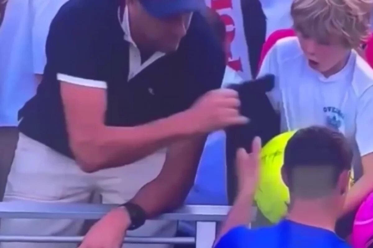    Возможно, об инциденте и не узнали бы, но он попал в объектив телекамер.