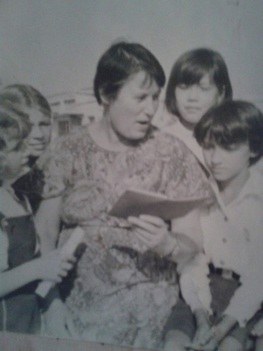 Этот снимок красовался в газете "Туркменская искра", у моей первой учительницы был юбилей, про неё тогда написали статью с иллюстрацией...