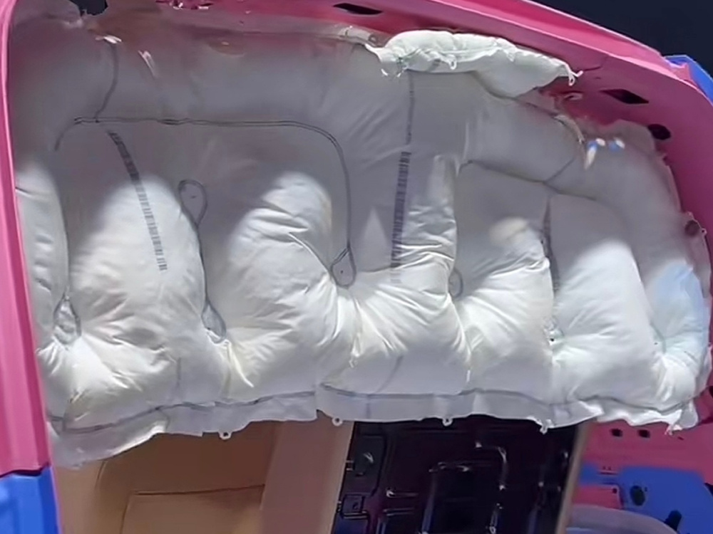 Инженеры Chery продемонстрировали, как специальные шторки, интегрированные между спинками задних кресел и багажным отделением, эффективно защищают головы пассажиров. 