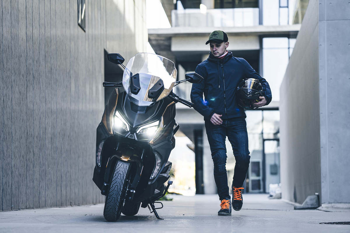 Действуйте спонтанно и всегда будьте вовремя. Этот скутер — больше чем просто средство передвижения для мегаполиса. Это способ насладиться каждой секундой поездки. Откройте для себя город заново.