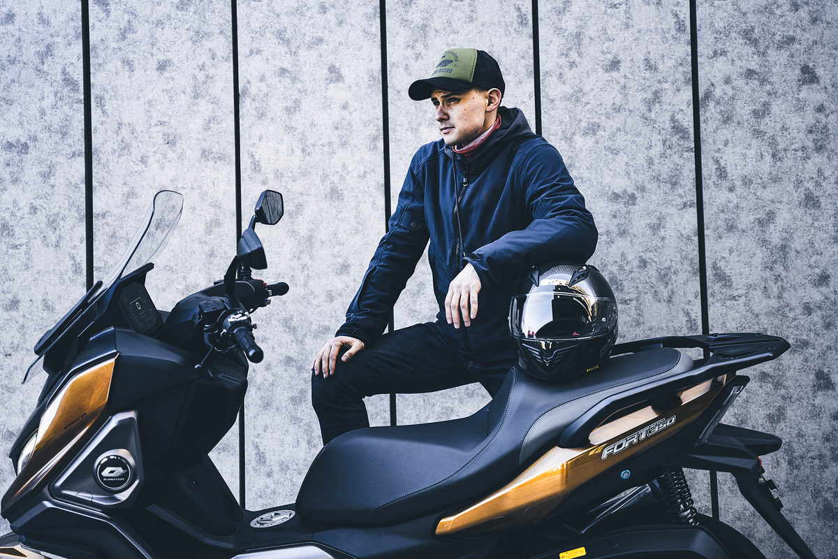 Действуйте спонтанно и всегда будьте вовремя. Этот скутер — больше чем просто средство передвижения для мегаполиса. Это способ насладиться каждой секундой поездки. Откройте для себя город заново.