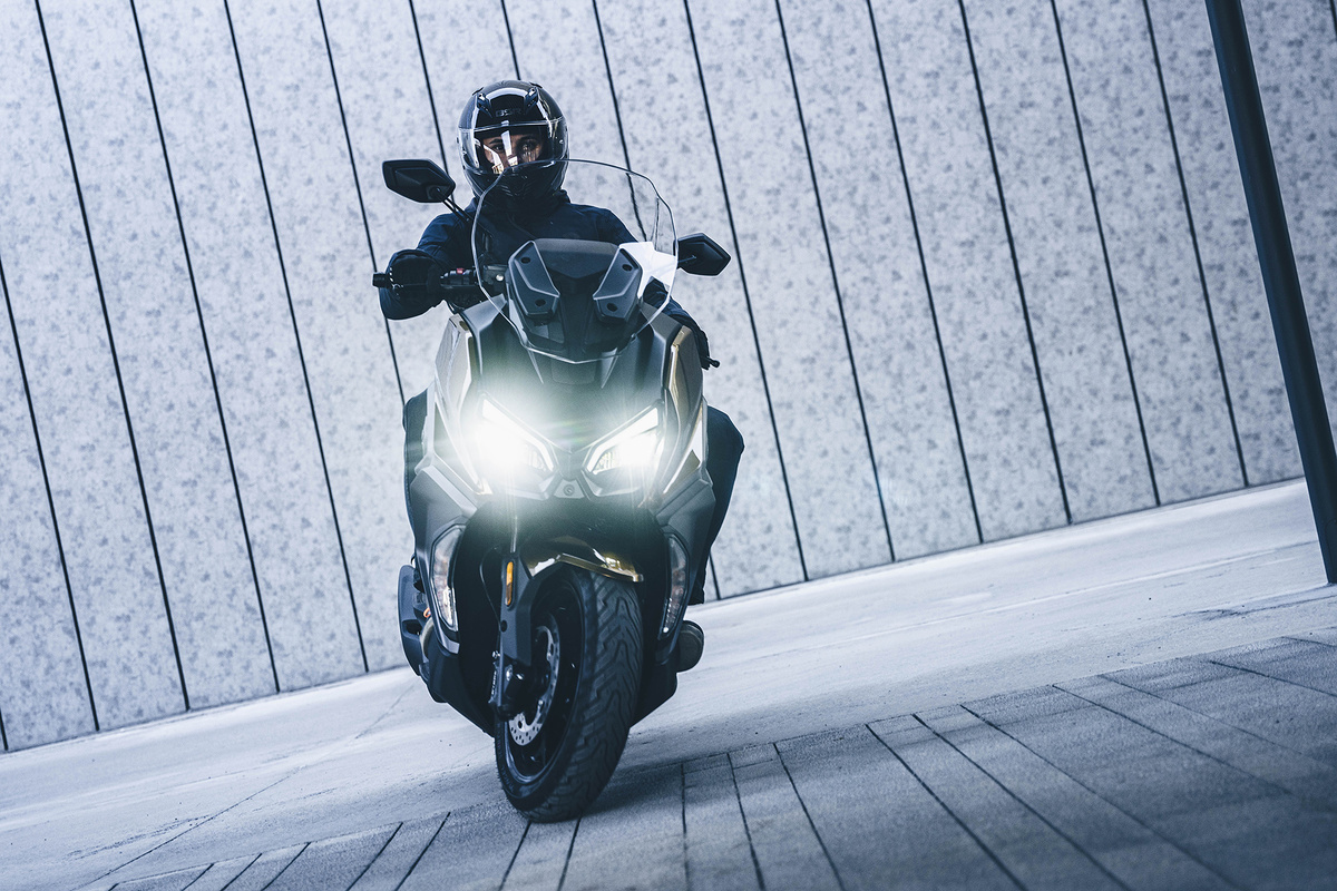 Действуйте спонтанно и всегда будьте вовремя. Этот скутер — больше чем просто средство передвижения для мегаполиса. Это способ насладиться каждой секундой поездки. Откройте для себя город заново.