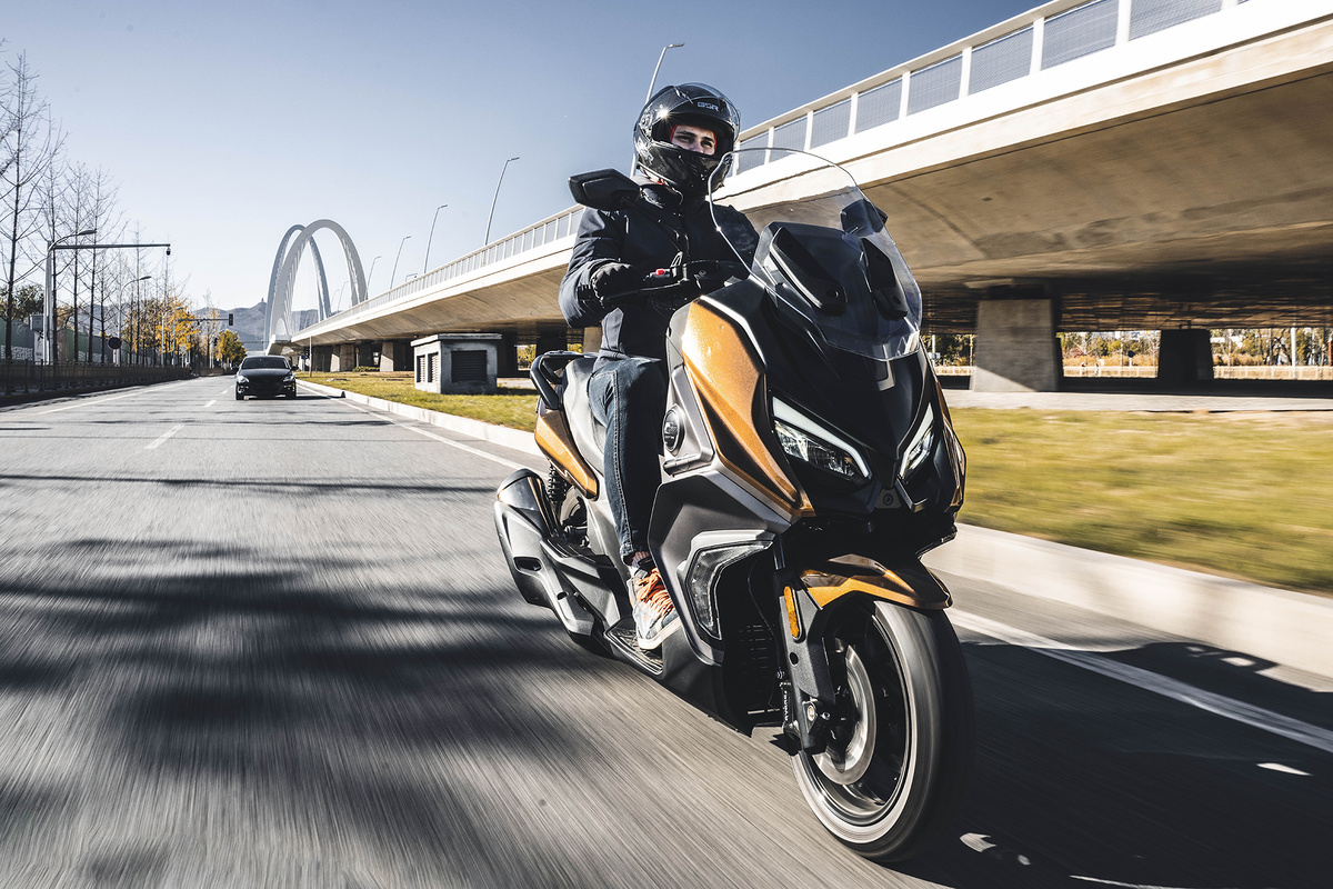 FORT 350 оснащён одноцилиндровым четырёхклапанным мотором SOHC с жидкостным охлаждением и электронным впрыском, позволяющим скутеру уверенно держаться среди лидеров в своём сегменте. Паспортные характеристики: 34 л. с. при 7500 об/мин и 35,5 Н·м при 6000 об/мин. Двигатель тянет ровно, с ощутимым пиком момента в зоне средних оборотов, что особенно удобно для городской эксплуатации. При этом на загородной трассе Fort 350 сохраняет достаточный запас для обгонов и крейсерских скоростей.