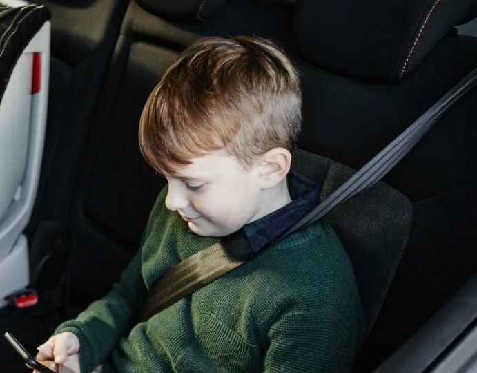 С какого возраста можно перевозить ребёнка на переднем сидении без кресла? Актуальные правила с 1 сентбяря