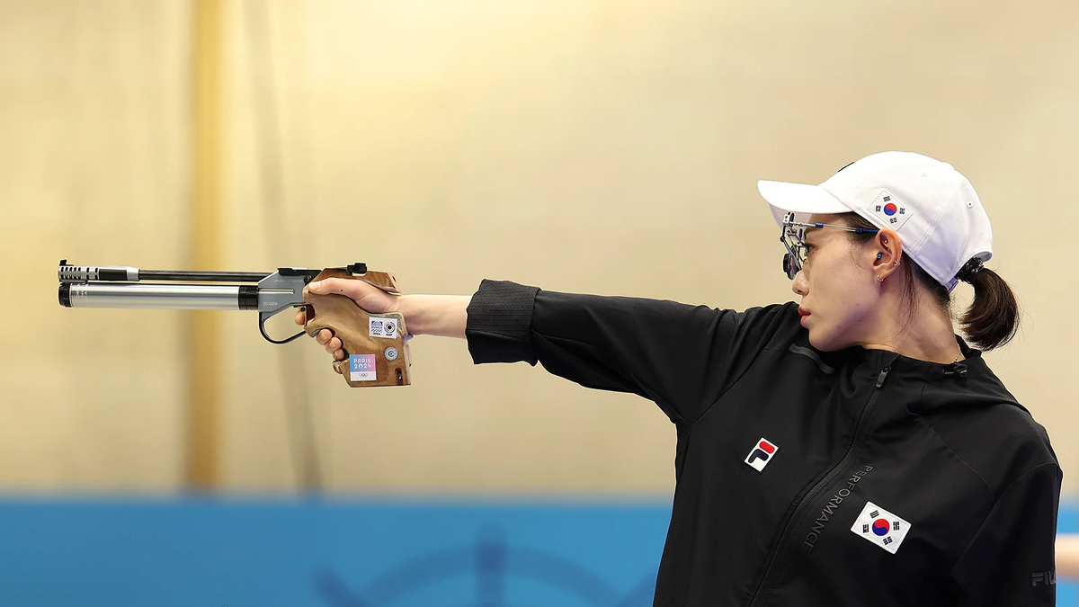 Ким Йеджи из сборной Республики Корея стреляет во время женского финала соревнований по стрельбе из пневматического пистолета (Фото Charles McQuillan / Getty Images)