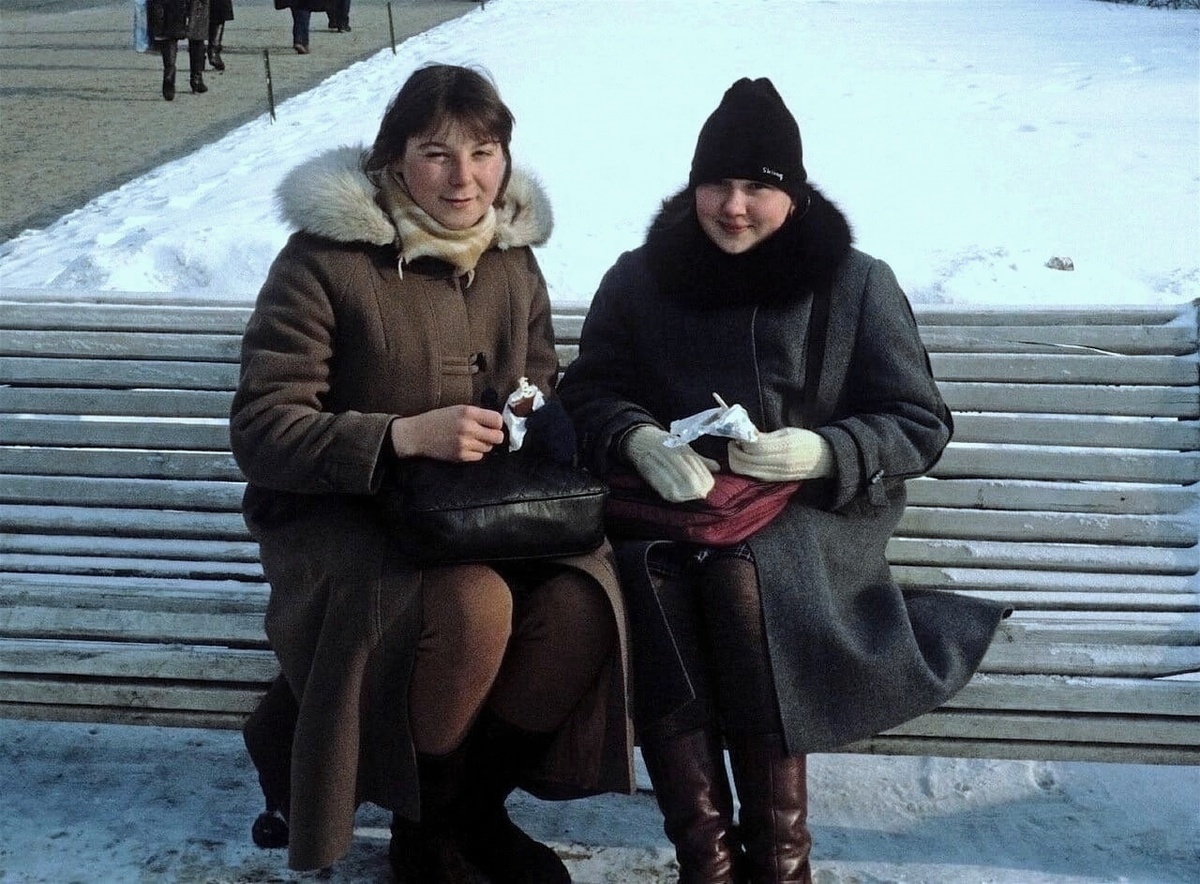 1. Зимняя фотография с мороженым в руках!