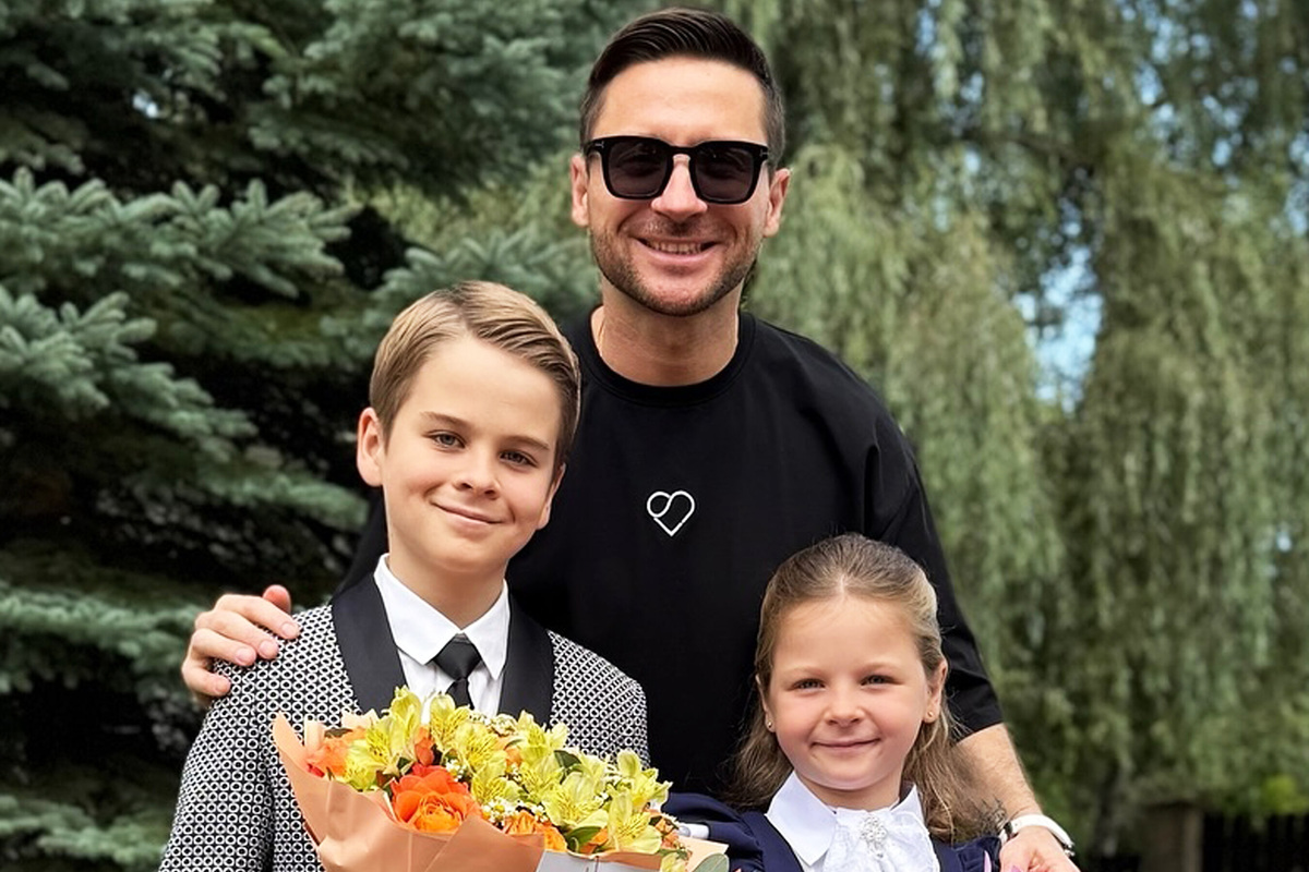     «Аня - первоклашка! Никита - в 5-й!»: Сергей Лазарев проводил детей в школу