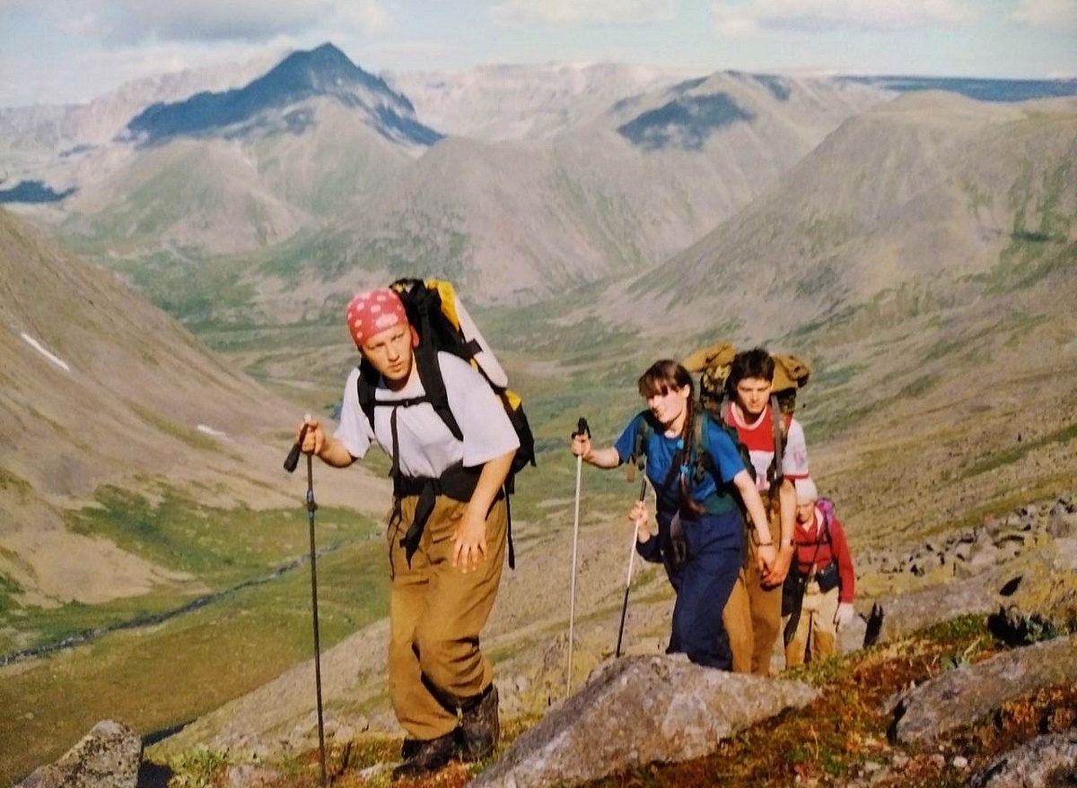 Фотография нашего с похода по Приполярному Уралу, 2001г. Идем вдоль реки Балбанью, на перевал Кар-Кар к долине реки Манарага