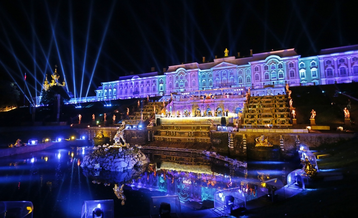 3D-мэппинг на Большом дворце во время осеннего фестиваля фонтанов в Петергофе.