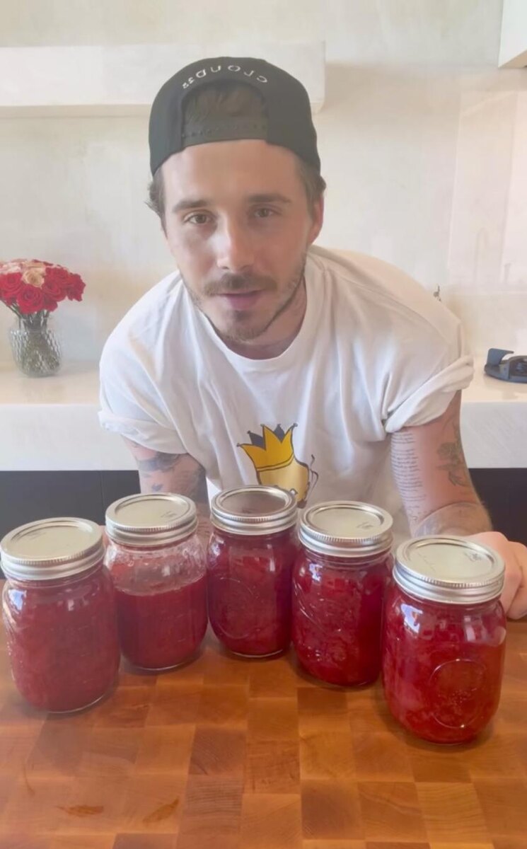 Бруклин Бекхэм поделился кадрами, где он сам варит джем