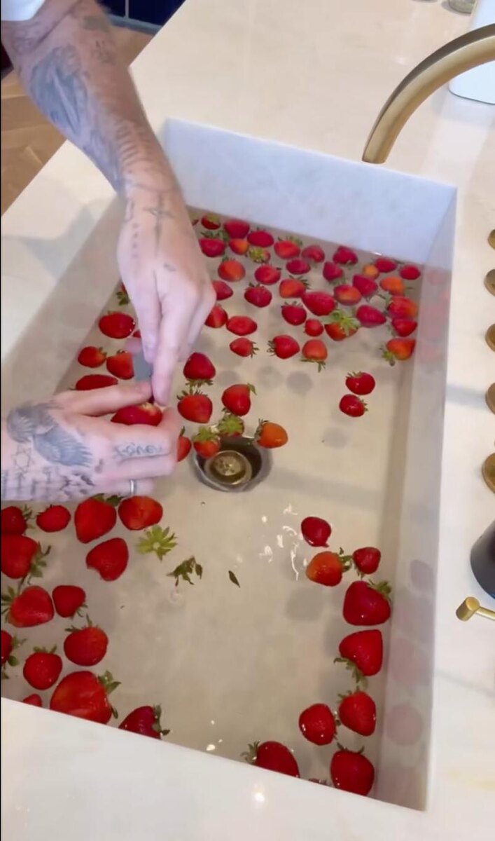 Бруклин Бекхэм показал, как готовит варенье