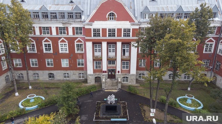 Бывшее здание главного корпуса построено в стиле северного модерна. Фото: Сергей Русанов © URA.RU