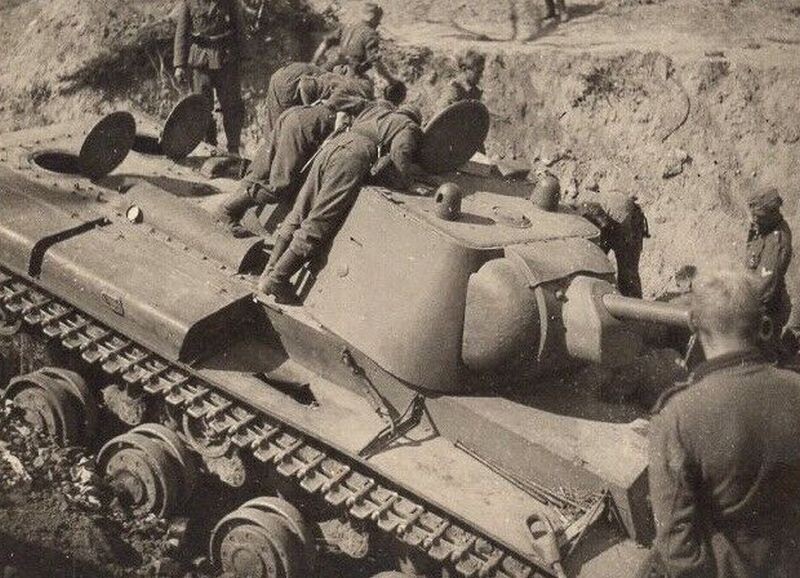 Танк КВ установочной серии с заводским номером У-10. Именно таким по матчасти был и танк с заводским номером У-9.