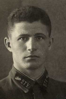 Лейтенант Евдокименко Максим Иванович (снимок конца 1930-х годов)