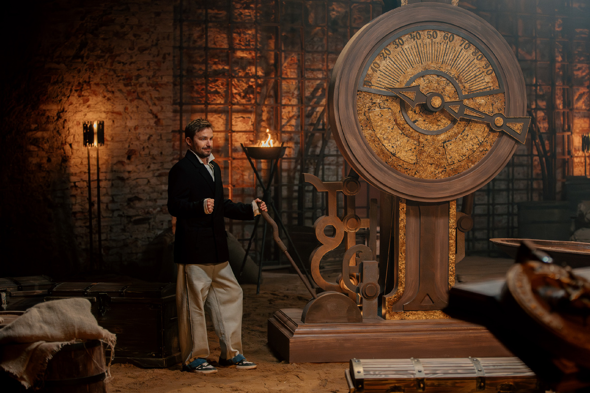 Александр Петров в роли ведущего. Фото: телеканал СТС