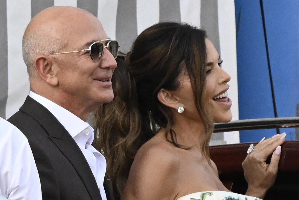    Безос и Лорен Санчес. Фото: www.globallookpress.com