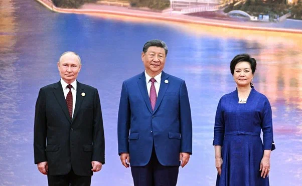 Президент России Владимир Путин с Председателем КНР Си Цзиньпином и его супругой на церемонии приветствия глав делегаций, прибывших на мероприятия саммита Шанхайской организации сотрудничества. Фото: Сергей Бобылёв, ТАСС
