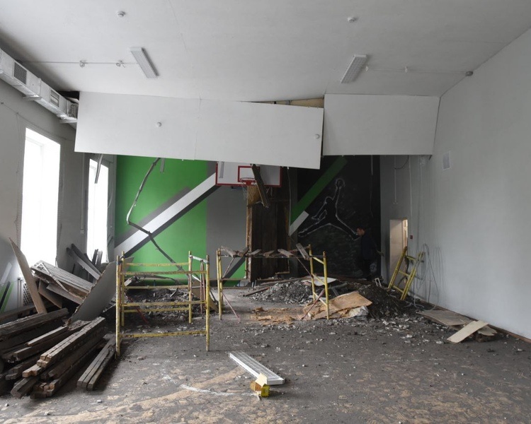     Подрядчик отказался бесплатно ремонтировать Новокасторенскую школу, где рухнул потолок